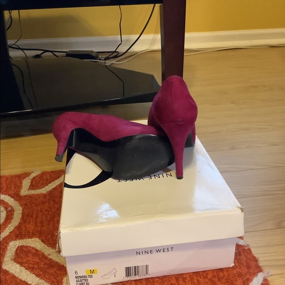 Women’s Heels - Size 6 - Picture 3 of 3